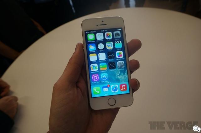 苹果新款旗舰 iPhone 5S 与平价机 iPhone 5C 已正式问世,包含中国、美国、澳大利亚、加拿大、法国、德国、日本、新加坡、英国等多个国家将于 2013/9/20 首发两款产品(iPhone 5C 可在 9/13 率先预购),目前中国联通、电信、移动版及国行版均已通过中国工信部认证。不过可惜的是,伴随新 iPhone 的上市,苹果前任旗舰 iPhone 5 即将停产。iPhone 5S、5、5C 均属苹果 5 代系列产品,三者都配备 4 英寸、1,136 x 640 分辨率的视网膜触控屏幕,i
