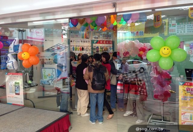 威寶Outlet湧人潮 電玩女神報好康 行動電源來就送