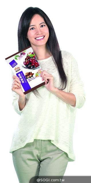 Janet包包裡的小秘密?「萬歲牌蔓莓纖果」忙碌中美麗加分 Janet包包裡的小秘密?「萬歲牌蔓莓纖果」忙碌中美麗加分