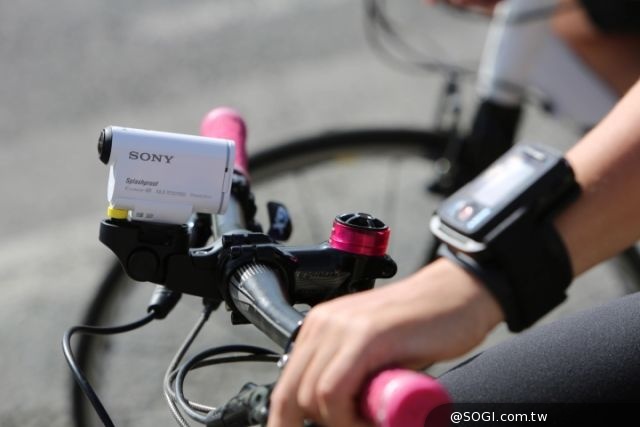 Sony Action Cam運動攝影機HDR-AS100V動態防手震、防潑灑新上市