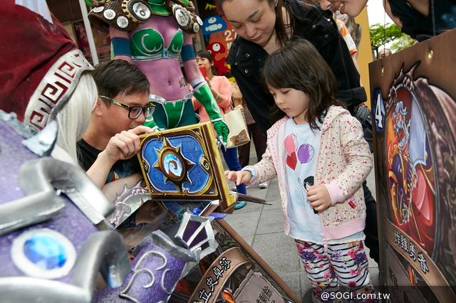 《爐石戰記：魔獸英雄傳》卡牌英雄街頭「釘孤支」