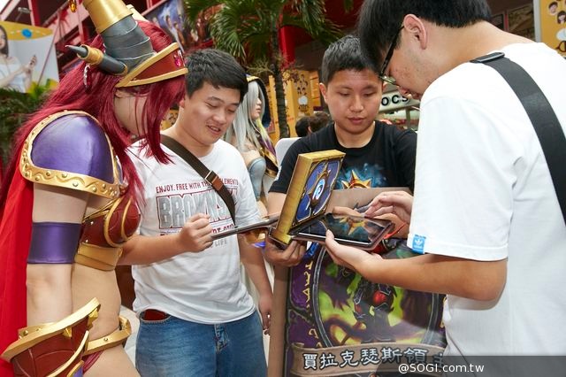 《爐石戰記：魔獸英雄傳》卡牌英雄街頭「釘孤支」