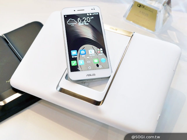 高階新機ASUS PadFone S搶先動手玩 7月上市【Computex 2014】 高階新機ASUS PadFone S搶先動手玩 7月上市【Computex 2014】