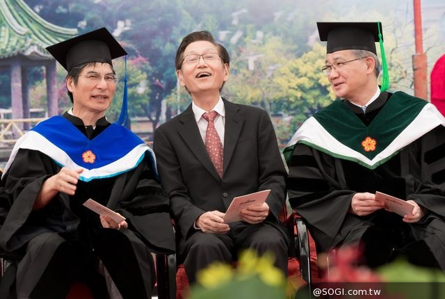 華碩董事長施崇棠出席台大畢業典禮  為畢業生獻上祝福