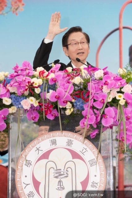 華碩董事長施崇棠出席台大畢業典禮  為畢業生獻上祝福