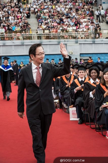 華碩董事長施崇棠出席台大畢業典禮  為畢業生獻上祝福