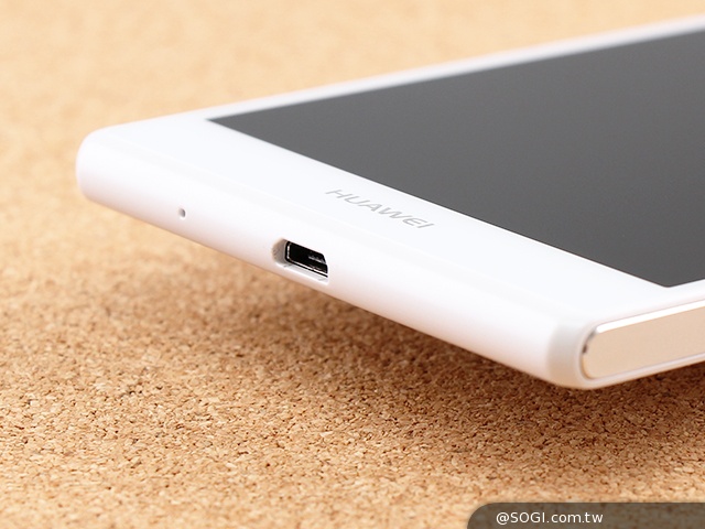 【华为 Ascend P7 基本操作、设定】 华为 Ascend P7 采用华为最新 Emotion UI 2.3 操作界面,从锁定界面下方往上滑可暂停背景图片播放,还可快速开启日历、手电筒等 App。 华为 Ascend P7 锁定屏幕提供旅游杂志拍摄的景点照片壁纸,可在其设定选项中选择订阅内容、自动更新功能。 华为 Ascend P7 桌面可新增至 9 个页面,每页拥有 5 x 4 个配置空间,下方常用功能列最多能放 5 个 App。 长按华为 Ascend P7 桌面空白处,可对壁纸、