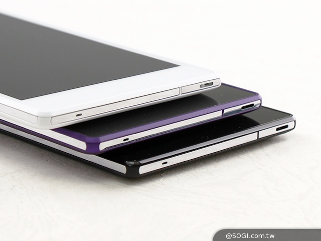 【索尼 Xperia T3 D5103 基本界面与设定】 索尼 Xperia T3 D5103 桌面为 4 x 4 配置空间;长按桌面进入编辑,可新增 Widget 小工具、应用程序捷径,或修改桌布与主题,且最多提供 7 页桌面。 长按索尼 Xperia T3 D5103 首页键可快速启用 Google 搜寻页。点选多工键,会显示已开启的程序历程,下方则为小应用程序的最爱列。 用户可在 Google Play 商店中下载 App,或透过索尼 Xperia T3 D5103 内建程序来新增小应用程