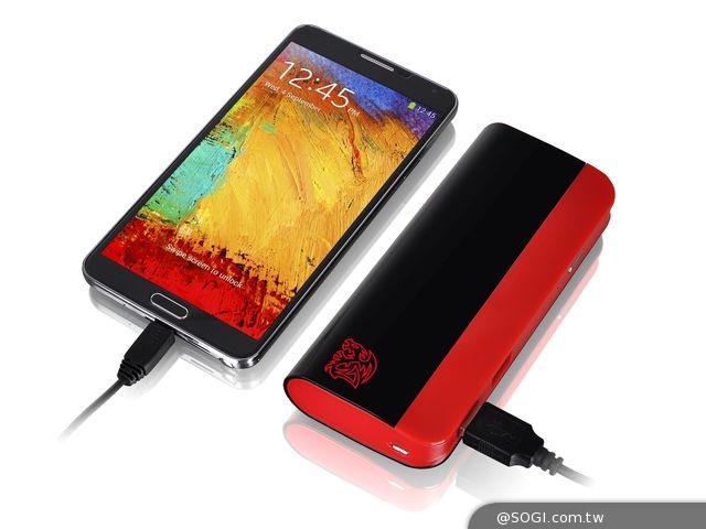 曜越「Tt Dragon 鬥龍 8,800mAh 行動電源」狂放電力 俐落上陣