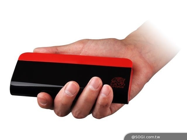 曜越「Tt Dragon 鬥龍 8,800mAh 行動電源」狂放電力 俐落上陣