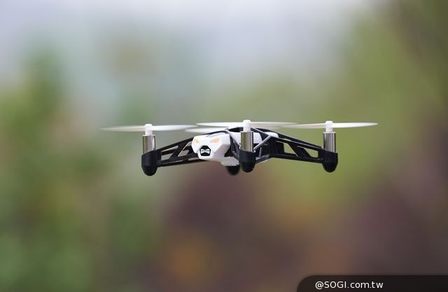 Parrot MiniDrones新一代遙控玩具 Rolling Spider和Jumping Sumo