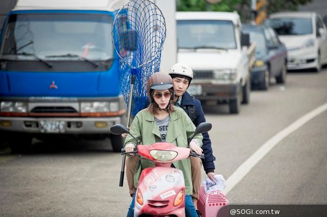劉以豪《活路》開千萬跑車闊當富公子 怕刮壞車提心吊膽皮皮剉 劉以豪《活路》開千萬跑車闊當富公子 怕刮壞車提心吊膽皮皮剉