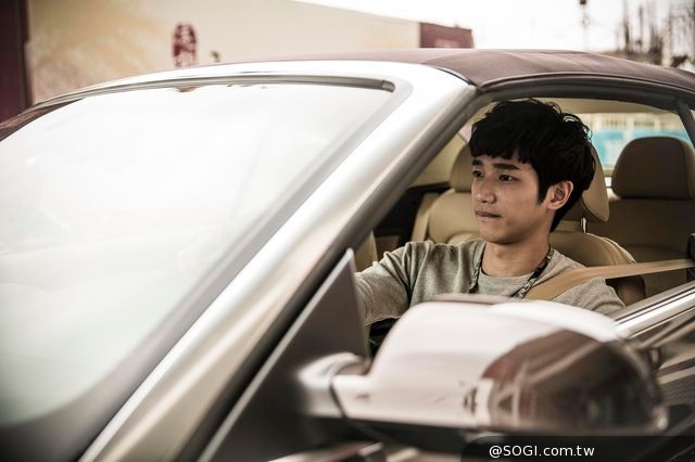 劉以豪《活路》開千萬跑車闊當富公子 怕刮壞車提心吊膽皮皮剉 劉以豪《活路》開千萬跑車闊當富公子 怕刮壞車提心吊膽皮皮剉