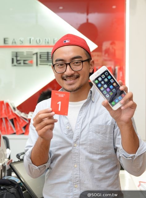 iPhone 6/6 plus開賣日 遠傳門市前晚即出現排隊人潮