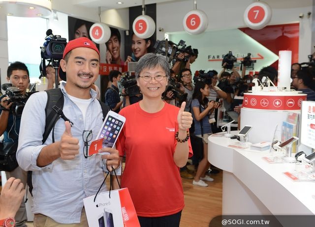 iPhone 6/6 plus開賣日 遠傳門市前晚即出現排隊人潮
