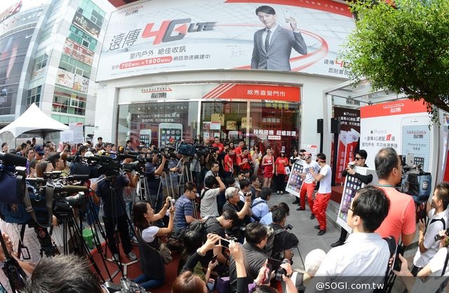 iPhone 6/6 plus開賣日 遠傳門市前晚即出現排隊人潮