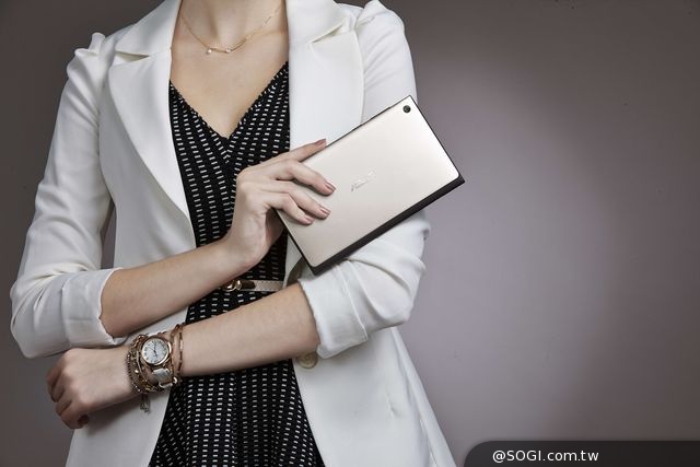 華碩經典手拿包造型平板MeMO Pad 7 ME572C全球首發