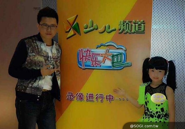 爽樂坊童星張晶晶攜手陳爽老師 央視頻道合唱首秀 爽樂坊童星張晶晶攜手陳爽老師 央視頻道合唱首秀