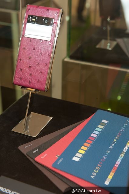 VERTU隆重呈獻全新ASTER系列手機 享譽時尚魅力英國工藝傑作