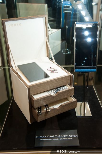 VERTU隆重呈獻全新ASTER系列手機 享譽時尚魅力英國工藝傑作