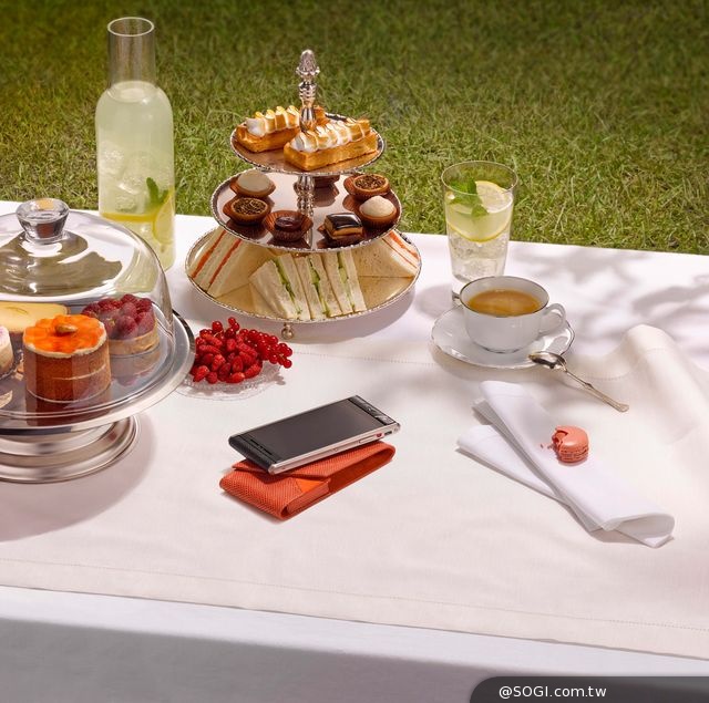 Vertu隆重呈獻全新Aster系列手機 享譽時尚魅力英國工藝傑作