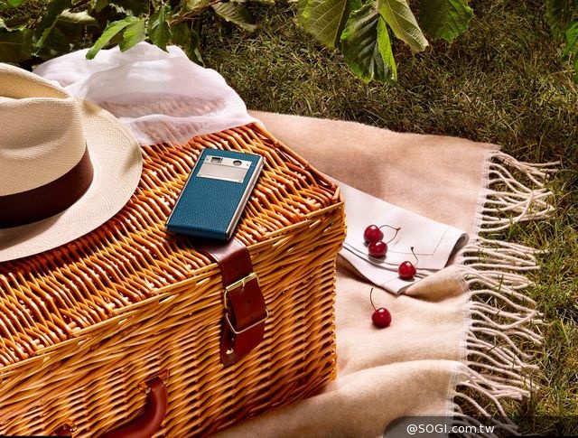 Vertu隆重呈獻全新Aster系列手機 享譽時尚魅力英國工藝傑作