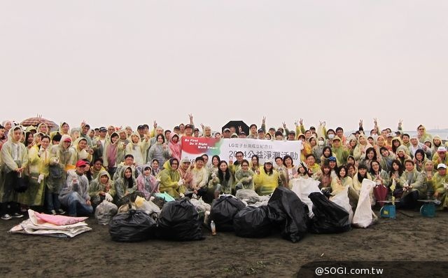 LG電子落實在地深耕 董事長帶領員工捲袖淨灘 重現美麗台灣海岸線 LG電子落實在地深耕 董事長帶領員工捲袖淨灘 重現美麗台灣海岸線