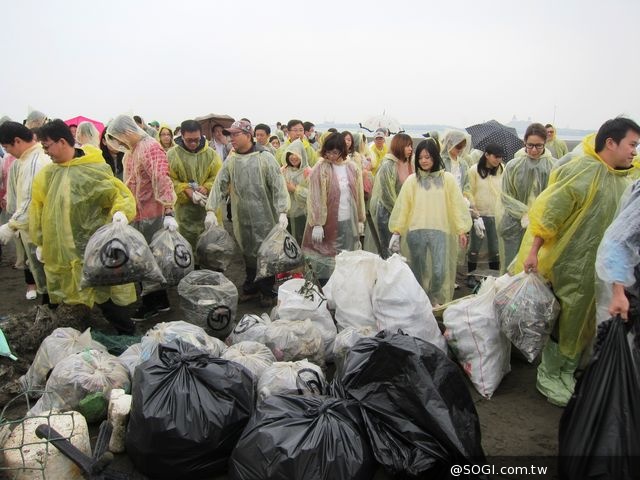 LG電子落實在地深耕 董事長帶領員工捲袖淨灘 重現美麗台灣海岸線 LG電子落實在地深耕 董事長帶領員工捲袖淨灘 重現美麗台灣海岸線