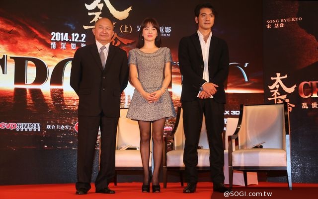 《太平輪:亂世浮生》導演吳宇森率領金城武、宋慧喬亮相上海記者會 《太平輪:亂世浮生》導演吳宇森率領金城武、宋慧喬亮相上海記者會