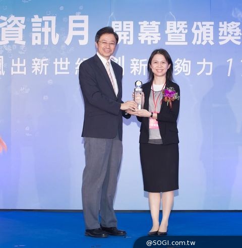 華碩雲端總經理吳漢章獲頒「103年資訊月傑出資訊人才獎」