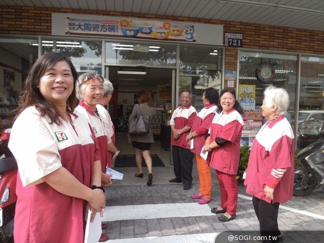 弘道阿公阿嬤超商鮮體驗 高喊「歡迎光臨」樂當不老店長 弘道阿公阿嬤超商鮮體驗 高喊「歡迎光臨」樂當不老店長