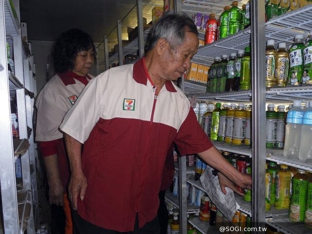 弘道阿公阿嬤超商鮮體驗 高喊「歡迎光臨」樂當不老店長 弘道阿公阿嬤超商鮮體驗 高喊「歡迎光臨」樂當不老店長