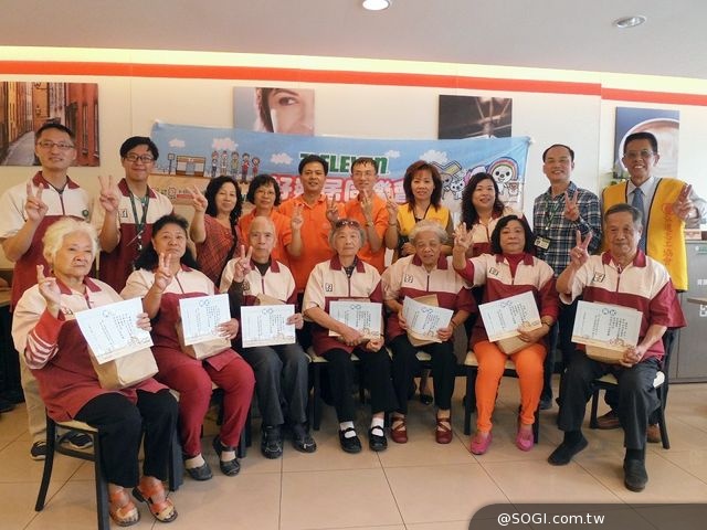 弘道阿公阿嬤超商鮮體驗 高喊「歡迎光臨」樂當不老店長 弘道阿公阿嬤超商鮮體驗 高喊「歡迎光臨」樂當不老店長