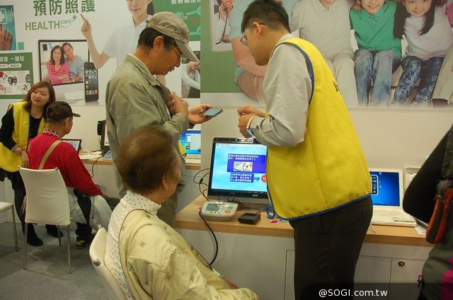 學習科技新知無年齡限制 北市兩團七旬老人社區大學參訪資訊月 學習科技新知無年齡限制 北市兩團七旬老人社區大學參訪資訊月