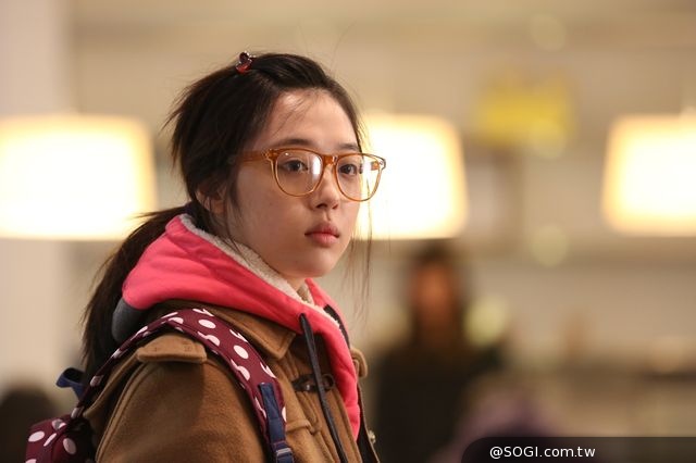 為《時尚天王》裝書呆子 韓女子天團雪莉 醜到連媽都認不出 為《時尚天王》裝書呆子 韓女子天團雪莉 醜到連媽都認不出