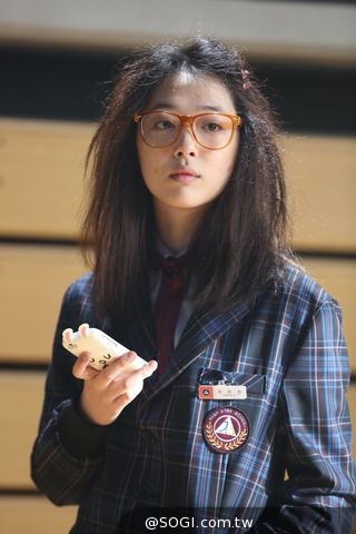 為《時尚天王》裝書呆子 韓女子天團雪莉 醜到連媽都認不出 為《時尚天王》裝書呆子 韓女子天團雪莉 醜到連媽都認不出