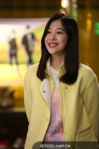 為《時尚天王》裝書呆子 韓女子天團雪莉 醜到連媽都認不出 為《時尚天王》裝書呆子 韓女子天團雪莉 醜到連媽都認不出