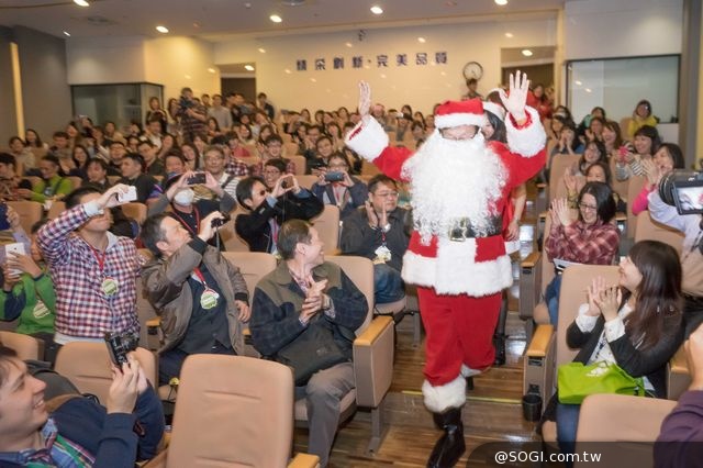 ASUS ZenFan「華碩總部直擊X聖誕窩聚日」董事長施崇棠化身聖誕老人 ASUS ZenFan「華碩總部直擊X聖誕窩聚日」董事長施崇棠化身聖誕老人