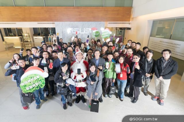 ASUS ZenFan「華碩總部直擊X聖誕窩聚日」董事長施崇棠化身聖誕老人 ASUS ZenFan「華碩總部直擊X聖誕窩聚日」董事長施崇棠化身聖誕老人