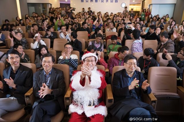 ASUS ZenFan「華碩總部直擊X聖誕窩聚日」董事長施崇棠化身聖誕老人 ASUS ZenFan「華碩總部直擊X聖誕窩聚日」董事長施崇棠化身聖誕老人