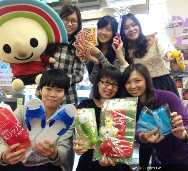 迎接2015跨年活動 7-ELEVEN門市準備作業 迎接2015跨年活動 7-ELEVEN門市準備作業