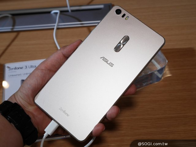华硕ZenFone3系列三机齐发 Computex2016现场上手玩 华硕ZenFone3系列三机齐发 Computex2016现场上手玩