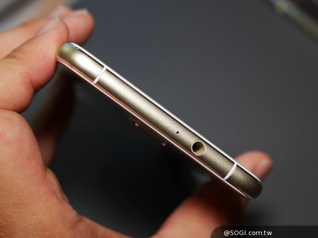 华硕ZenFone3系列三机齐发 Computex2016现场上手玩 华硕ZenFone3系列三机齐发 Computex2016现场上手玩