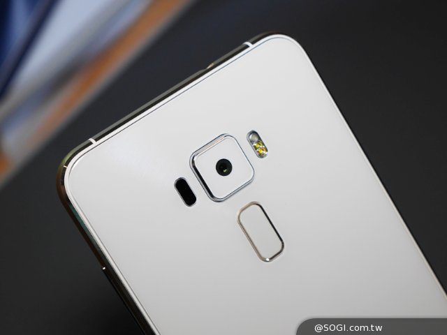 华硕ZenFone3系列三机齐发 Computex2016现场上手玩 华硕ZenFone3系列三机齐发 Computex2016现场上手玩