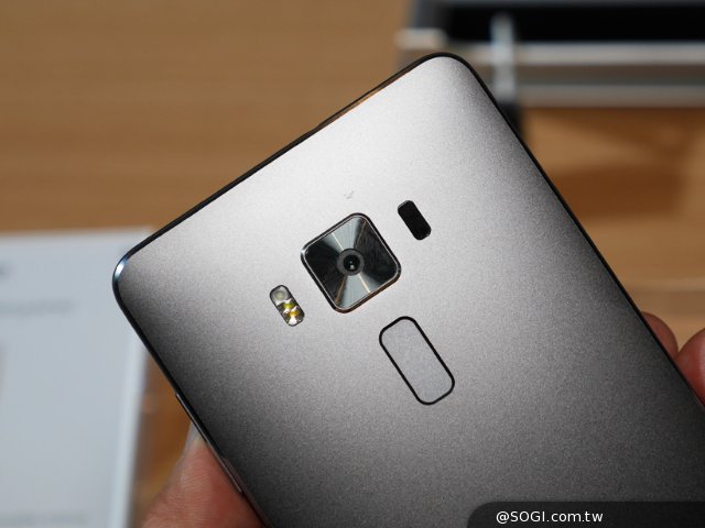 华硕ZenFone3系列三机齐发 Computex2016现场上手玩 华硕ZenFone3系列三机齐发 Computex2016现场上手玩