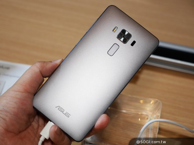 华硕ZenFone3系列三机齐发 Computex2016现场上手玩 华硕ZenFone3系列三机齐发 Computex2016现场上手玩